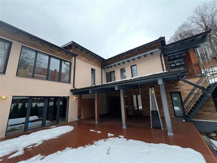 Casă individuală cu 6 camere cu Piscina în Periferie