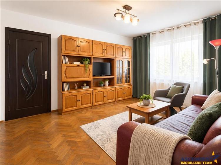 Apartament cu 4 camere semidecomandat, mobilat în Tractorul