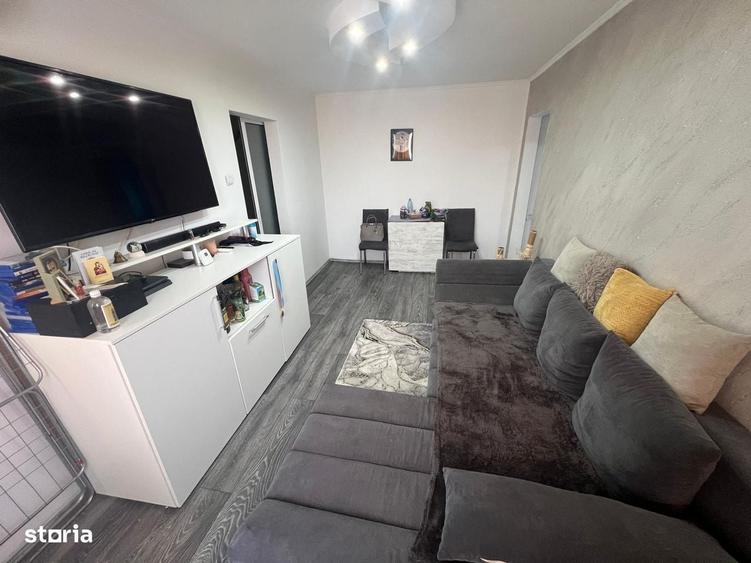 Apartament cu 3 camere semidecomandat în Micro 40