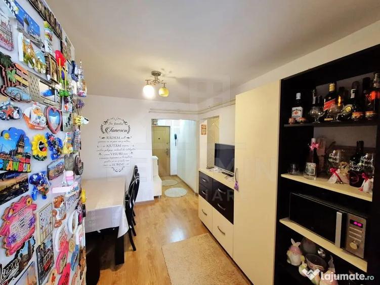 Apartament cu 2 camere semidecomandat în Craiovița Nouă