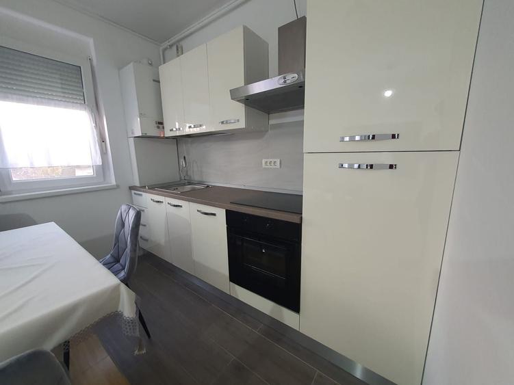 Apartament cu 3 camere semidecomandat, mobilat în Lipovei