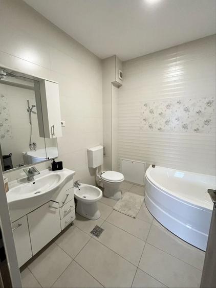 Apartament cu 3 camere decomandat în Florești