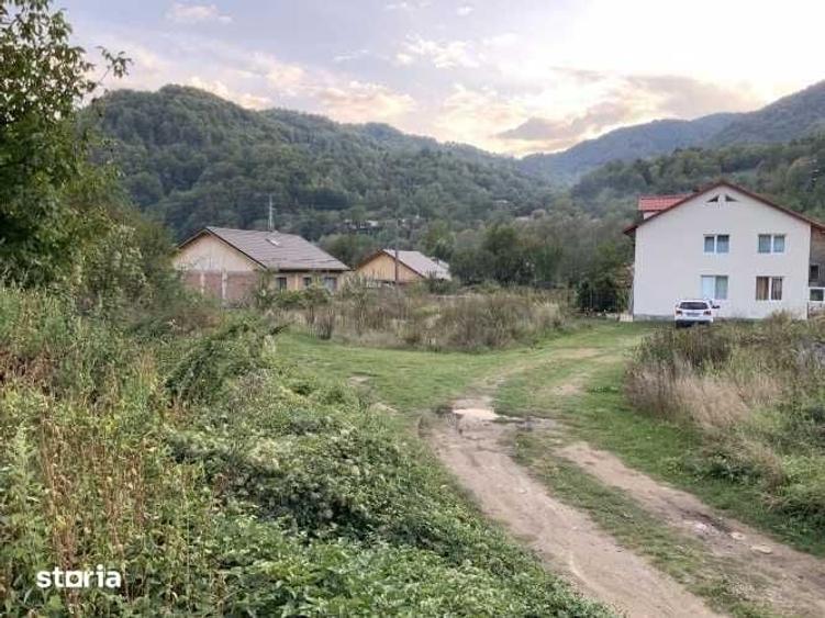 Teren de 2130 mp, în Siriu