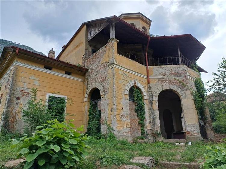 Casă individuală cu 4 camere cu Teren 3204 Mp în Central