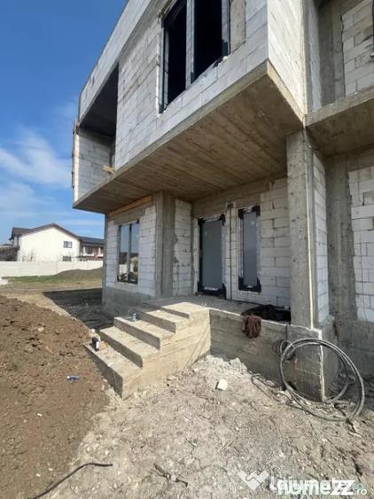 Casă cu 5 camere cu Teren 242 Mp în Central