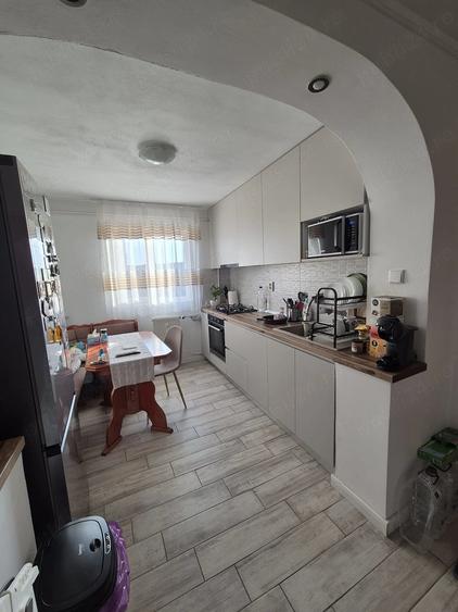 Apartament cu 3 camere semidecomandat, mobilat în Sud