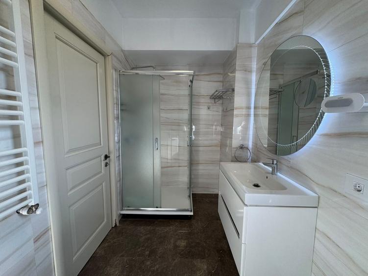 Apartament cu 3 camere semidecomandat în Băneasa