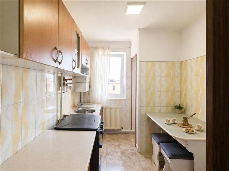 Apartament cu 2 camere semidecomandat, mobilat în Central