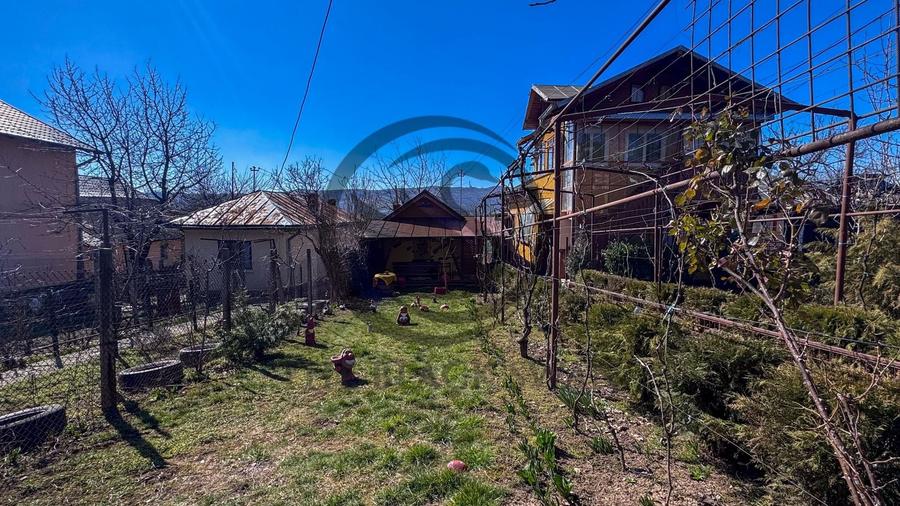 Casă individuală cu 5 camere cu Teren 1340 Mp în Est