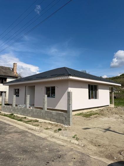Casă cu 3 camere în Petrești