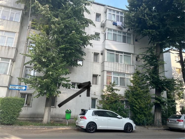 Apartament cu 3 camere semidecomandat în Est