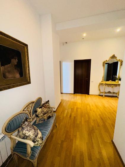 Apartament cu 5 camere decomandat, mobilat în Băneasa