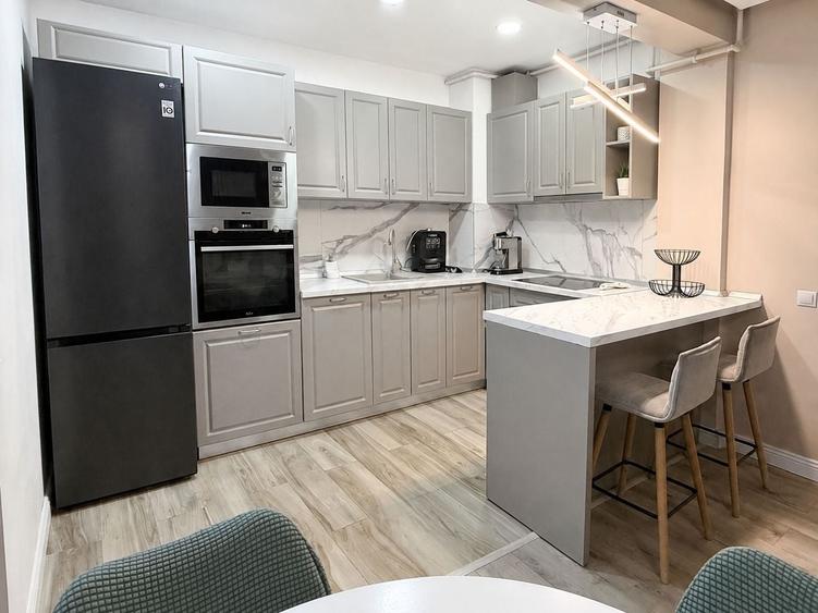 Apartament cu 3 camere semidecomandat, mobilat în Florești