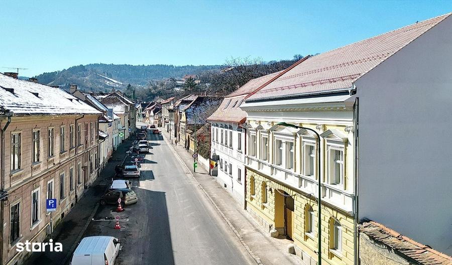 Spațiu comercial, de 1,400 mp, în Schei