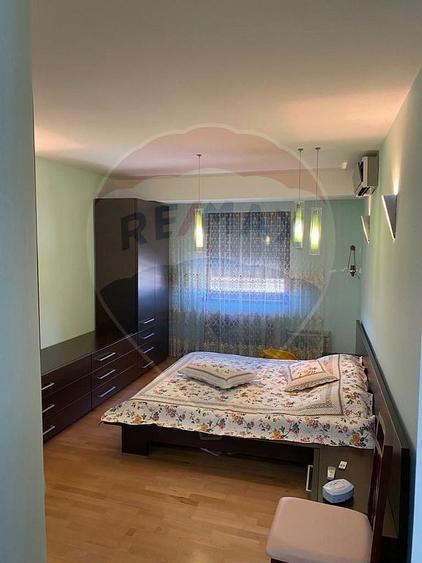 Apartament cu 3 camere decomandat în Est