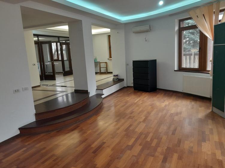 Casă cu 8 camere cu Teren 1450 Mp în Joița