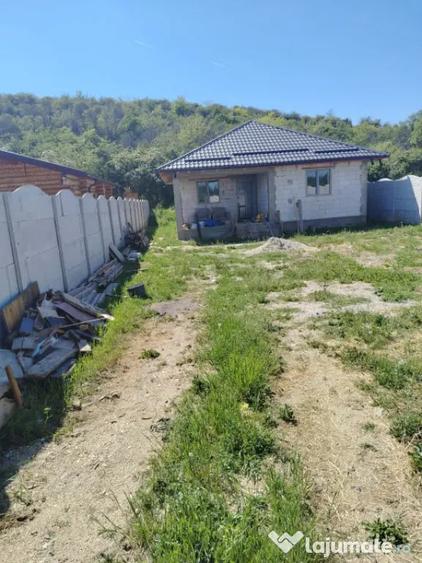 Casă cu 4 camere cu Teren 355 Mp în Podari