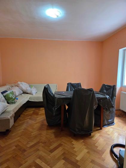 Apartament cu 3 camere semidecomandat în Central