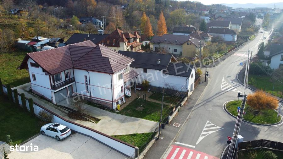 Casă cu 8 camere cu Teren 1500 Mp în Central