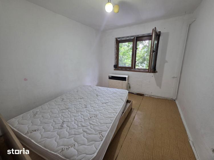Apartament cu 3 camere semidecomandat în Viziru 1