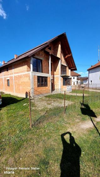Casă cu 4 camere cu Teren 1600 Mp în Mara