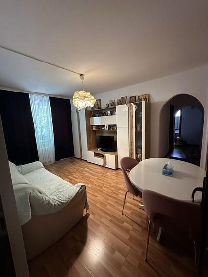 Apartament cu 4 camere semidecomandat în Drumul Taberei