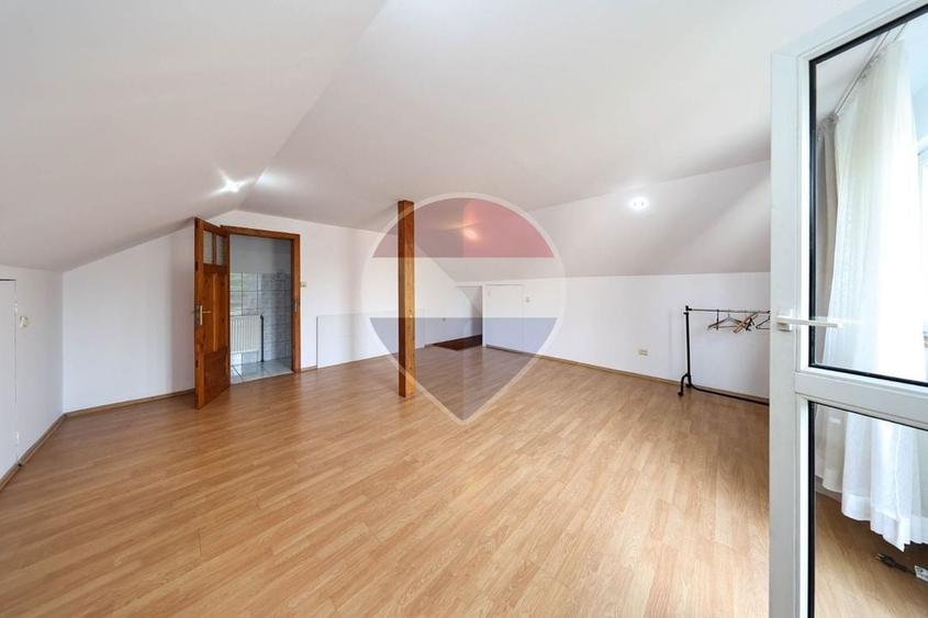 Casă individuală cu 8 camere cu Teren 720 Mp în Central
