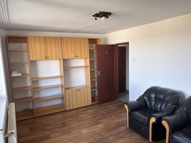 Apartament cu 3 camere decomandat în Cornișa
