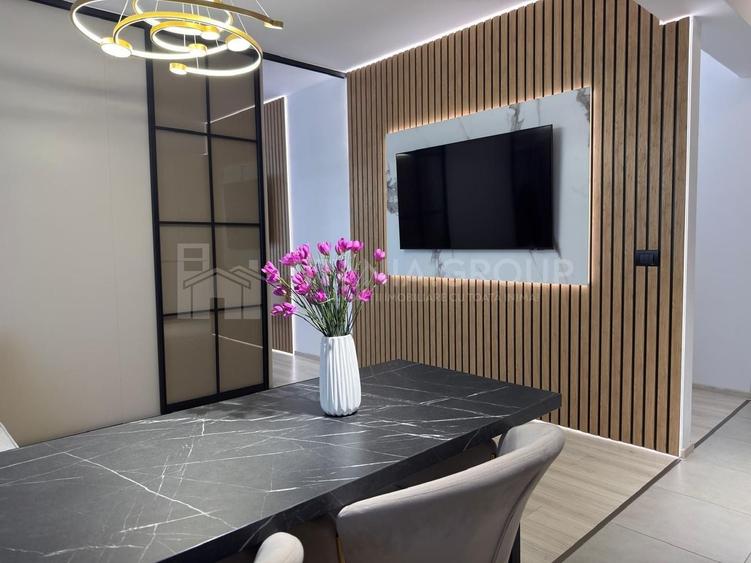 Apartament cu 3 camere semidecomandat în Tractorul