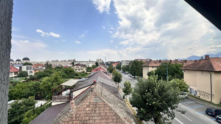 Apartament cu 3 camere decomandat în Tractorul