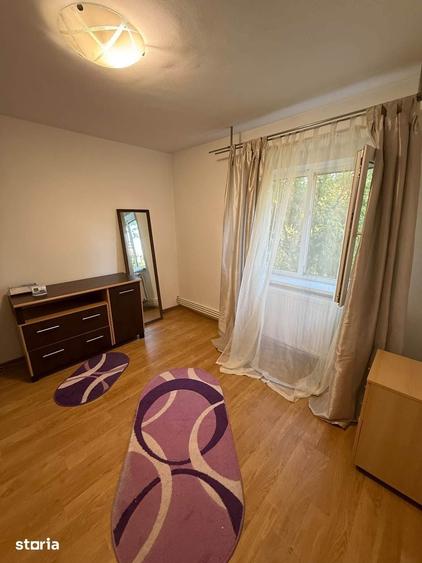 Apartament cu 3 camere decomandat în Rovine