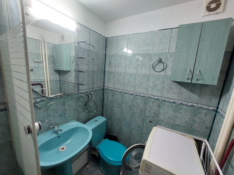 Apartament cu 4 camere decomandat în Rahova