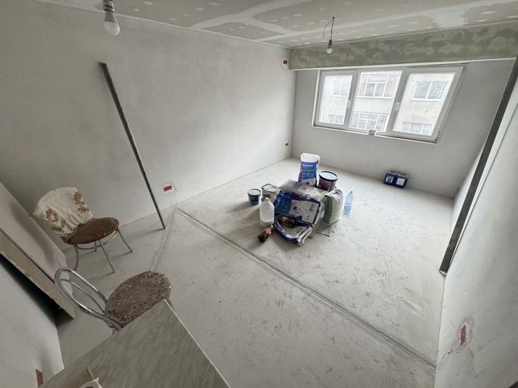 Apartament cu 3 camere decomandat în CET