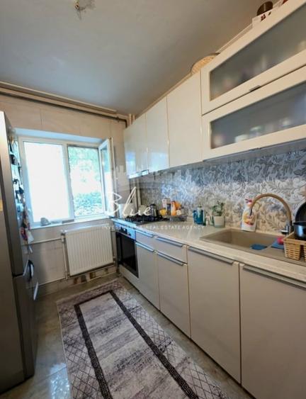 Apartament cu 3 camere semidecomandat, mobilat în Dacia