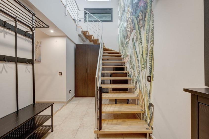Penthouse cu 3 camere semidecomandat în Central