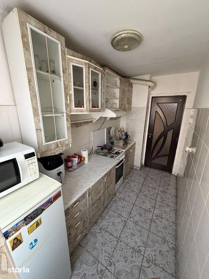 Apartament cu 3 camere semidecomandat în Craiovița Nouă