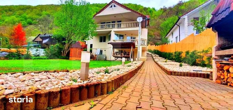 Casă cu 6 camere cu Teren 551 Mp în Stremț