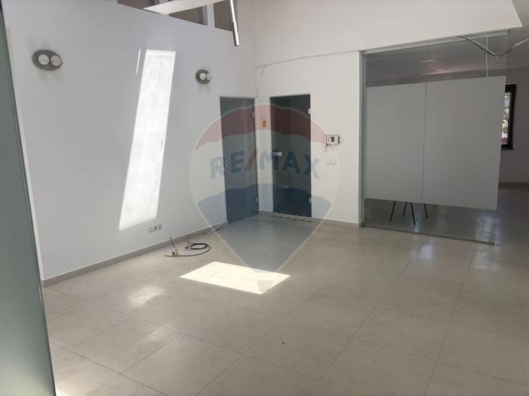 Birou, de 225 mp, în Central