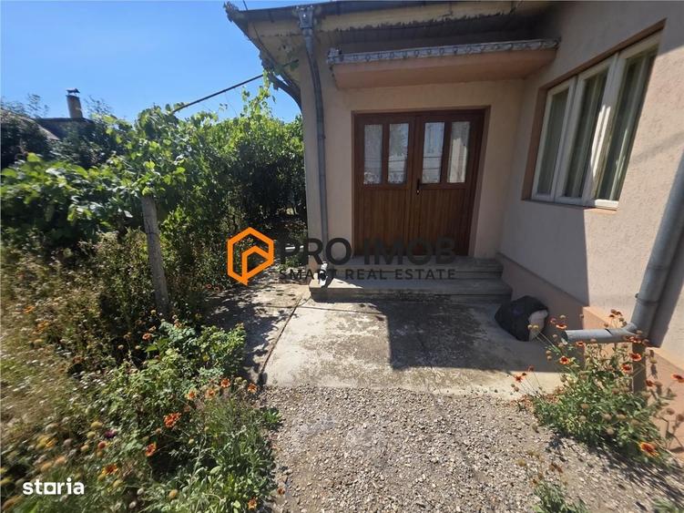 Casă cu 3 camere semidecomandat cu Teren 500 Mp în Central