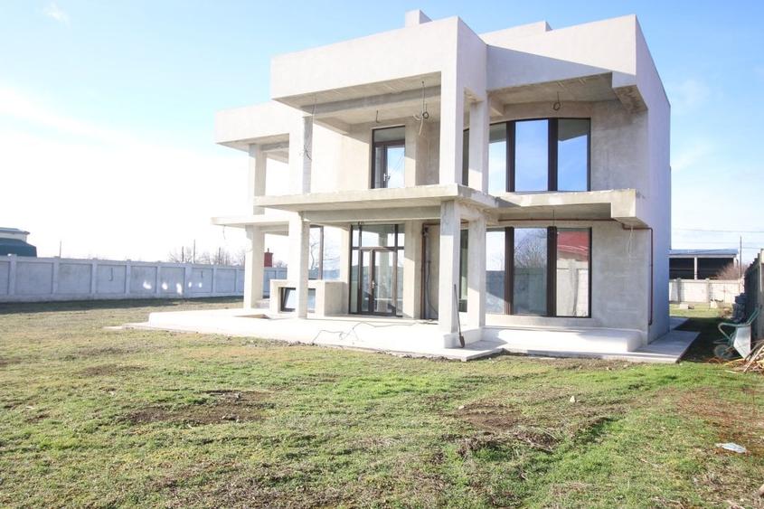 Casă cu 8 camere cu Teren 2500 Mp în Nord