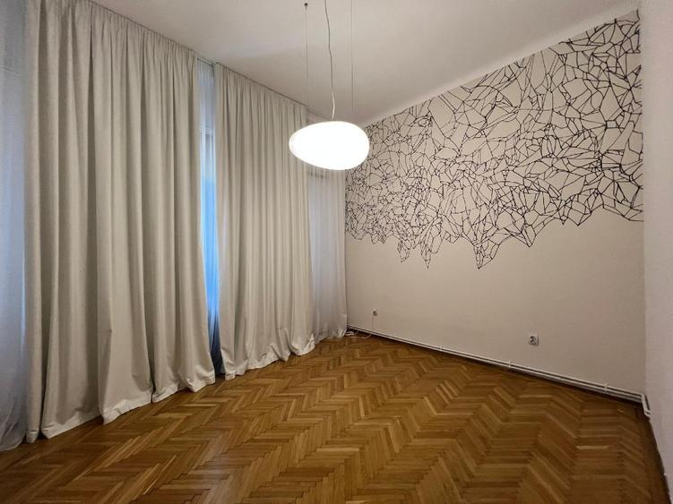 Apartament cu 4 camere decomandat în Primăverii