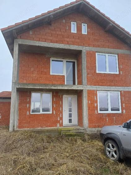 Casă cu Teren 8500 Mp în Leș