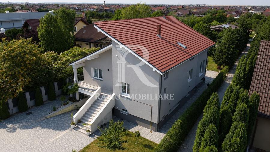 Casă individuală cu 7 camere cu Canalizare în Sântandrei
