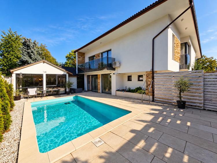 Casă cu 6 camere cu Piscina în Tunari