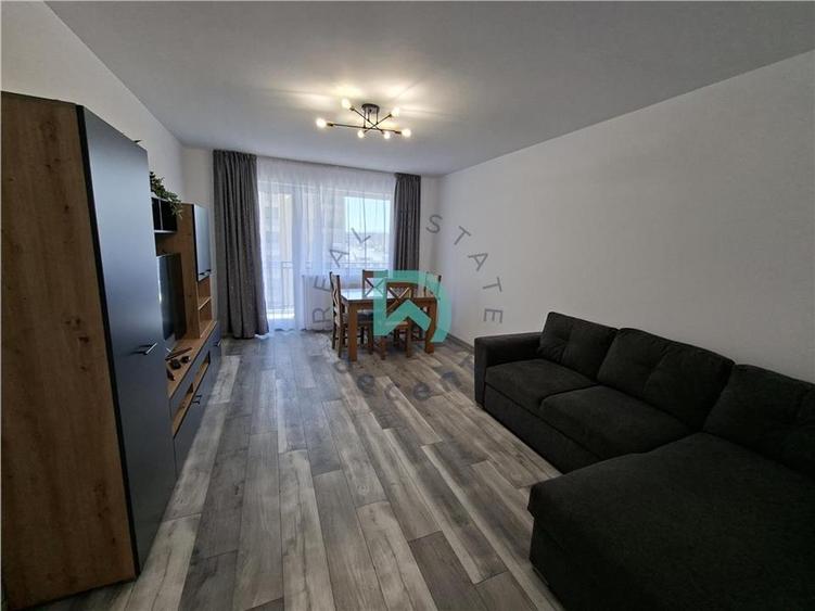 Apartament cu 3 camere decomandat în Tractorul