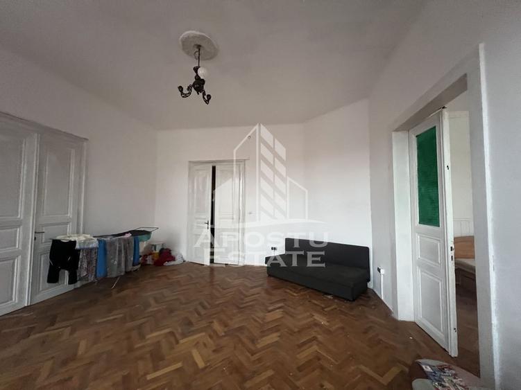 Apartament cu 3 camere semidecomandat în P-ța Maria