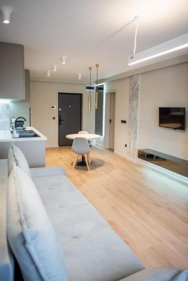 Apartament cu 2 camere semidecomandat, mobilat în Central