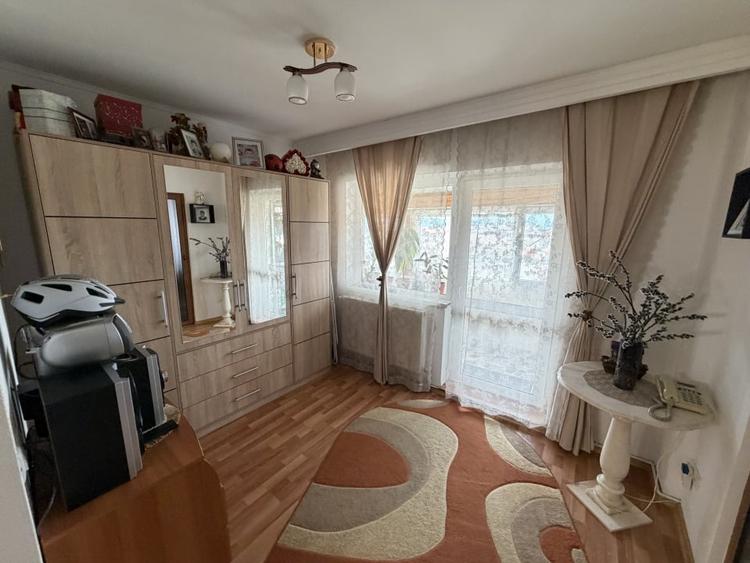 Apartament cu 4 camere decomandat, mobilat în Cetate