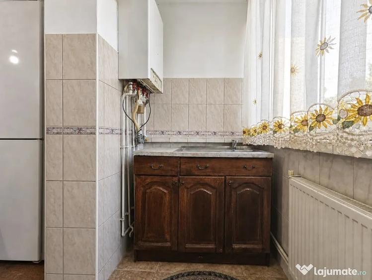 Apartament cu 3 camere decomandat în Girocului