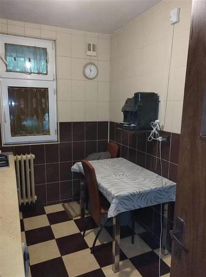 Apartament cu 3 camere decomandat, mobilat în Berceni